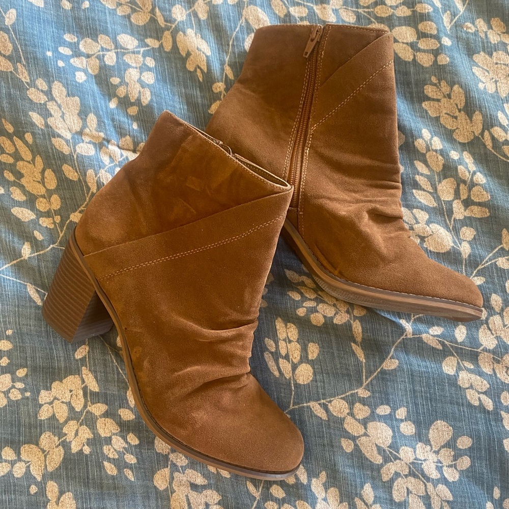 Universal Threads Tan Heeled Boot Size 11 - image 1